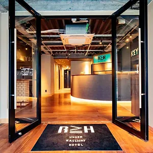 Hotel Under Railway Akihabara Tōkyō